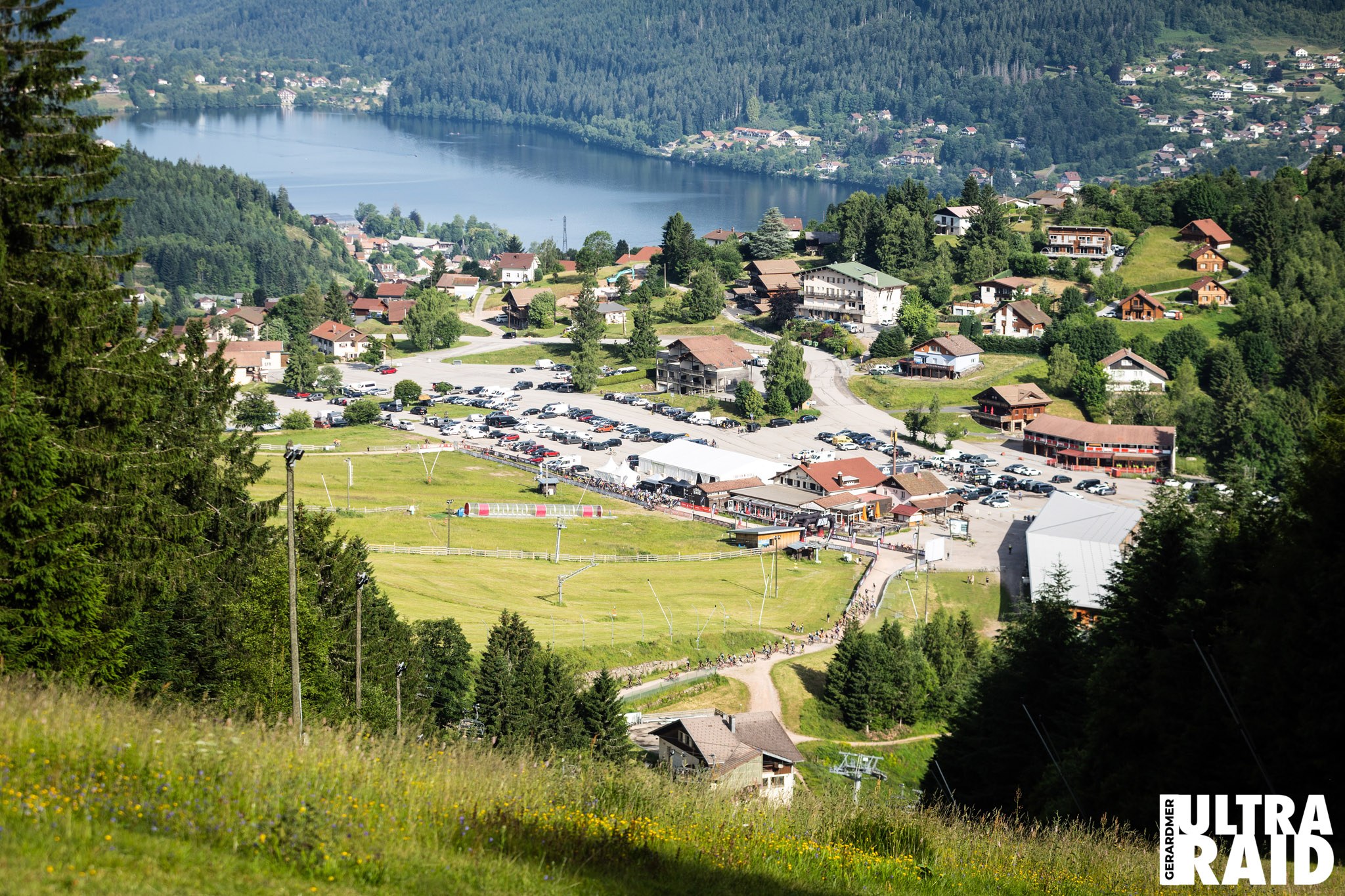 Le village de La Mauselaine et le lac de Gérardmer pendant l’Ultra Raid