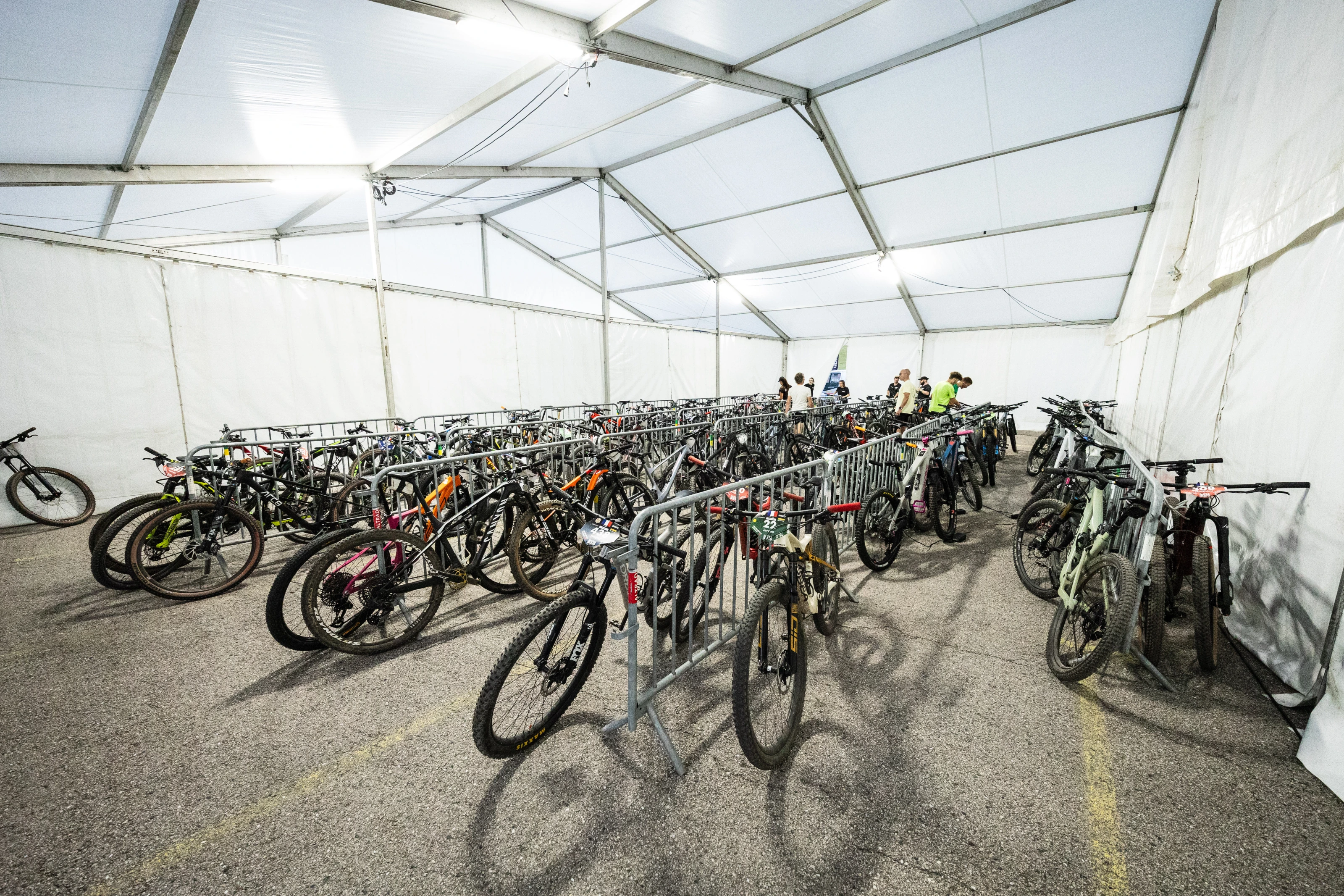 Vélos rangés dans le bike park de l’Ultra Raid